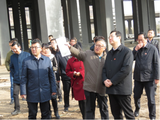 省委常委、西寧市委書記王曉在青海省物產(chǎn)集團總公司黨委書記、總經(jīng)理王玉輝陪同下，深入青海物產(chǎn)朝陽物流園區(qū)。