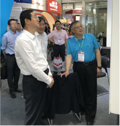 省委常委、西寧市委書記王曉蒞臨第十九屆青洽會青海物產(chǎn)展位參觀